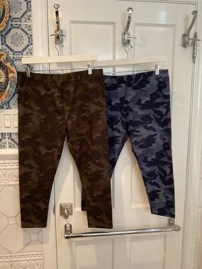 Pair of camouflage Style & Co leggings, blue and green, L never worn new no tag